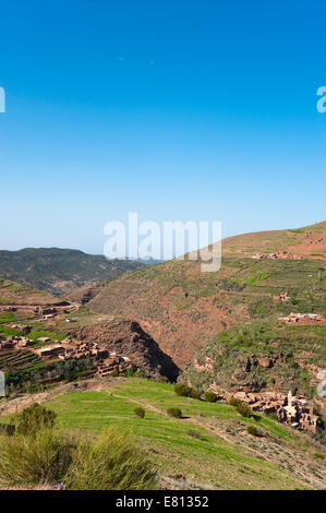 Vertikale Sicht auf den terrassierten Hang im hohen Atlas-Gebirge in Marokko. Stockfoto