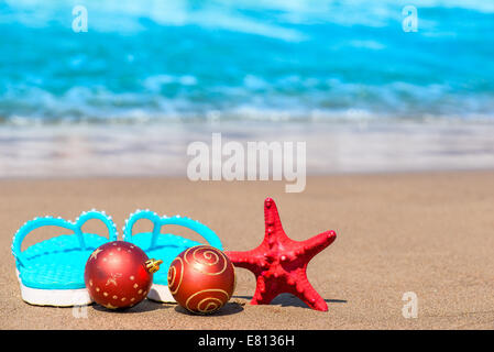 Weihnachten-Attribute am Strand fotografieren Stockfoto