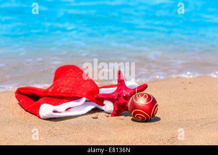 Weihnachtlichen Accessoires am Meer Stockfoto