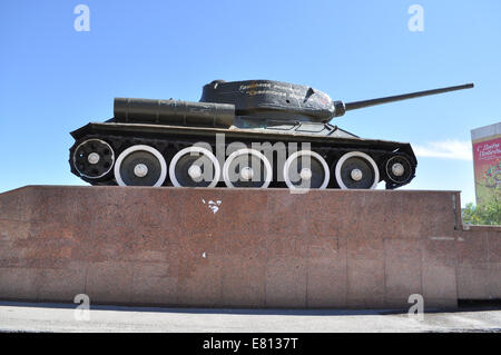 Tank auf dem Podest. Am Siegesdenkmal in der Hauptstadt Jakutiens, Yakutsk. Stockfoto