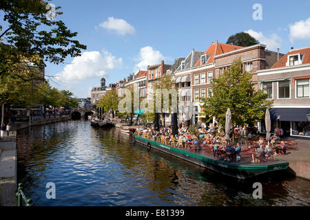 Boot-Terrassen am Nieuwe Rijn-Kanal in der Stadt Leiden, Niederlande Stockfoto