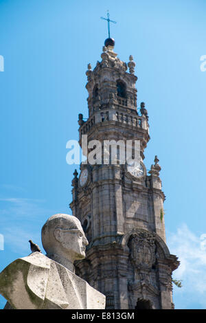 Statue von Antonio Ferreira Gomes außerhalb Clerigos Kirche, Porto, Portugal Stockfoto