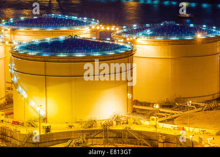 Öltanks in der Nacht in Hong Kong Stockfoto