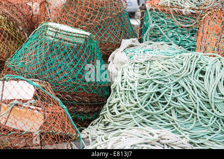 Hintergrund der Fische Netze und Angelausrüstung in grün und orange Farben Stockfoto