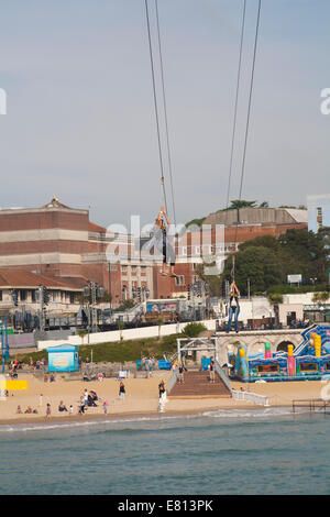 28. September 2014. Massen-Kopf nach Bournemouth Beach, das Beste aus dem warmen sonnigen Wetter zu machen. Menschen sind daran interessiert, gehen auf das neu eröffnete Pier Zipwire haben Stockfoto