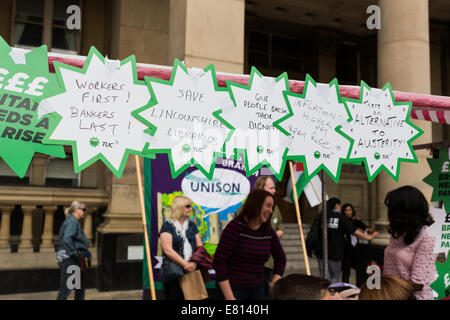 Birmingham, Vereinigtes Königreich. 28. September 2014. Ein März und Rallye, organisiert von der Gewerkschaft-Kongreß unter dem Titel "Midlands braucht A Pay Rise", hat stattgefunden in Birmingham auf Sonntag, 28. September 2014 zeitgleich mit dem Parteitag der Konservativen in Birmingham stattfindet. Bildnachweis: Christopher Middleton/Alamy Live-Nachrichten Stockfoto