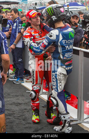 Barcelona, Spanien. 28. Sep, 2014. Jorge Lorenzo (ESP), Movistar Yamaha MotoGP Fahrer Sieger des Rennens und Cal Crutchlow (GBR), Ducati Team Fahrer der 3. nach Runde 14 der MotoGP-Weltmeisterschaft 2014 aus dem Motorland Alcañiz Circuit in Spanien war. Bildnachweis: Aktion Plus Sport/Alamy Live-Nachrichten Stockfoto