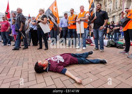 Birmingham, Vereinigtes Königreich. 28. September 2014. Ein März und Rallye, organisiert von der Gewerkschaft-Kongreß unter dem Titel "Midlands braucht A Pay Rise", hat stattgefunden in Birmingham auf Sonntag, 28. September 2014 zeitgleich mit dem Parteitag der Konservativen in Birmingham stattfindet. Bildnachweis: Christopher Middleton/Alamy Live-Nachrichten Stockfoto