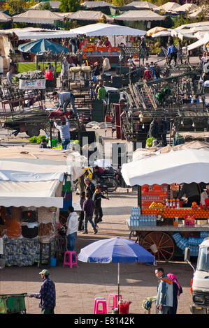 Vertikale Ansicht von Essen Standinhaber Einrichtung in Place Djemaa el-Fna in Marrakesch. Stockfoto