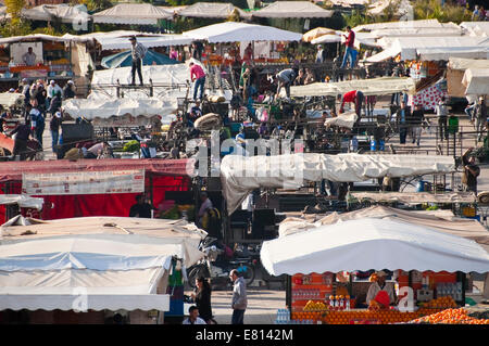 Horizontale Ansicht von Essen Standinhaber Einrichtung in Place Djemaa el-Fna in Marrakesch. Stockfoto