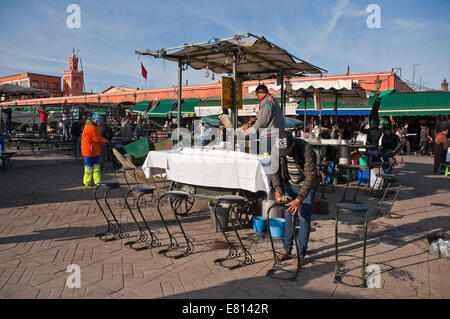 Horizontale Ansicht der Platz Djemaa el-Fna in Marrakesch. Stockfoto