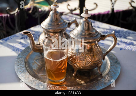 Horizontale Ansicht des traditionellen Pfefferminztee serviert mit Blick auf Place Djemaa el-Fna in Marrakesch. Stockfoto