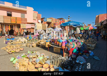 Horizontale Ansicht von Ständen und Läden mit Kunsthandwerk in den Open-Air-Souks von Marrakesch. Stockfoto