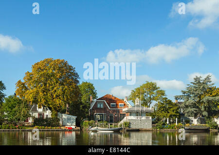 Blick auf ' t Havenrak in Broek in Waterland, eine charmante, historische Dorf an einem perfekten Sommertag, Nordholland, Niederlande. Stockfoto