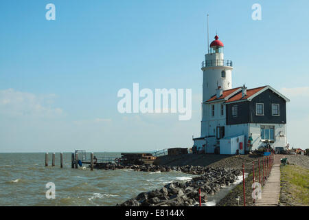 Blick auf den Leuchtturm, genannt '' Het Paard van Marken ", Marken, Waterland, Nordholland, Niederlande. Stockfoto