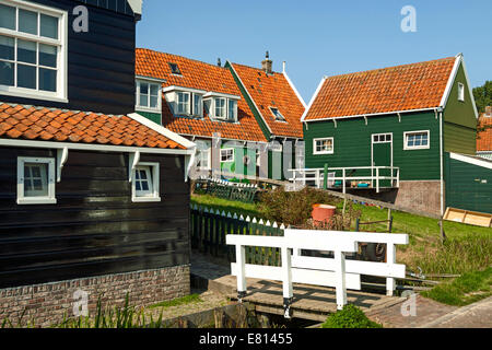 Marken, Waterland, Nord-Holland, Niederlande: Bei Touristen beliebt und bekannt für seine charakteristischen alten Holzhäusern. Stockfoto