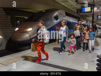 Lille, Frankreich, Menschenmassen, französische Touristen, die auf dem Quay TGV laufen, Bahnhof, Gruppe von verschiedenen Familien, Mehrgenerationenfamilie Stockfoto