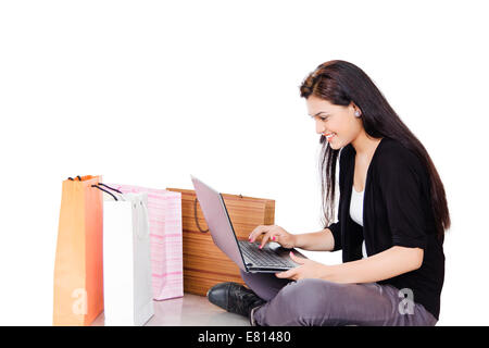 indische schöne Frauen online-shopping mit laptop Stockfoto