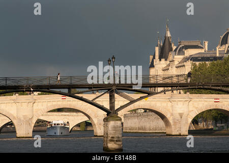 Frankreich, Paris, Pont des Arts, Pont Neuf, Ile De La Cite, Ufer Stockfoto