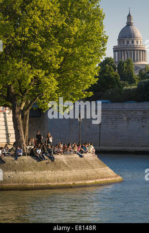 Frankreich, Paris, Picnicking auf Ile Saint Louis, Ufer, Kuppel des Pantheons Stockfoto