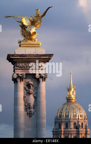 Frankreich, Paris (75), Statue am Pont Alexandre III, Kuppel von Les Invalides Stockfoto