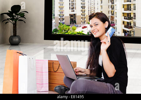 indische schöne Frauen online-shopping mit laptop Stockfoto