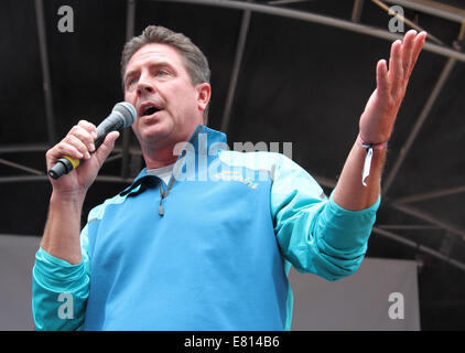London, UK. 27. September 2014. NFL-Legende - ehemalige Miami Dolphins Quarterback Dan Marino bei NFL in der Regent Street - die Länge des Londons wichtigsten Shopping-Straßen für den Verkehr von 11:00 bis 18:00 als Fan Event geschlossen übernimmt. Feiern am Folgetag NFL-Spiel zwischen Oakland Raiders und Miami Dolphins im Wembley-Stadion. Bildnachweis: KEITH MAYHEW/Alamy Live-Nachrichten Stockfoto