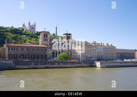 Flussfront von Lyon mit der Kathedrale Saint-Jean-Baptiste und La Basilique Notre Dame de Fourvière Stockfoto