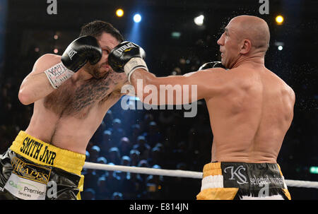 Deutscher Boxer-Arthur Abraham (R)-Boxen gegen seinen Herausforderer Paul Smith aus Großbritannien während der WBO-Super-Mittelgewichts-Meisterschaft kämpfen in der Sparkassen-Arena in Kiel (Schleswig-Holstein), Deutschland, 27. September 2014. Abraham gewann den Kampf und bleibt der amtierende Champion im Super-Mittelgewicht-Klasse. Foto: Daniel Reinhardt/dpa Stockfoto