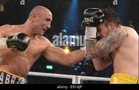 Deutscher Boxer-Arthur Abraham (R)-Boxen gegen seinen Herausforderer Paul Smith aus Großbritannien während der WBO-Super-Mittelgewichts-Meisterschaft kämpfen in der Sparkassen-Arena in Kiel (Schleswig-Holstein), Deutschland, 27. September 2014. Abraham gewann den Kampf und bleibt der amtierende Champion im Super-Mittelgewicht-Klasse. Foto: Daniel Reinhardt/dpa Stockfoto