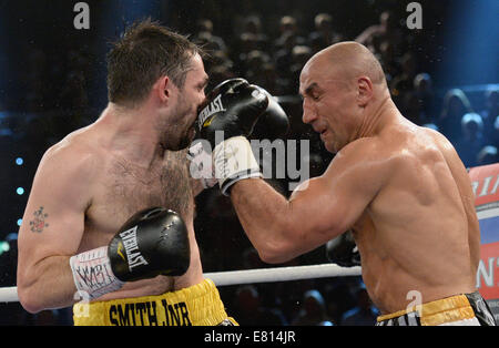 Deutscher Boxer-Arthur Abraham (R)-Boxen gegen seinen Herausforderer Paul Smith aus Großbritannien während der WBO-Super-Mittelgewichts-Meisterschaft kämpfen in der Sparkassen-Arena in Kiel (Schleswig-Holstein), Deutschland, 27. September 2014. Abraham gewann den Kampf und bleibt der amtierende Champion im Super-Mittelgewicht-Klasse. Foto: Daniel Reinhardt/dpa Stockfoto