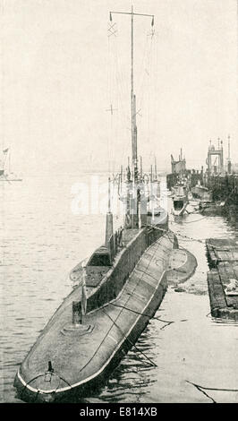 Eine britische u-Boot, während Weltkrieges einer, das drahtlose Gerät zeigen.  Aus der Geschichte des großen Krieges veröffentlicht c. 1919 Stockfoto