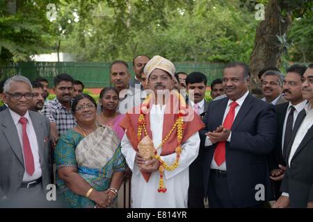 Neu-Delhi, Indien. 28. Sep, 2014. Chief Justice of India designierten H.L. Dattu (C) kommt in seinem Haus mit seiner Frau nach seiner Vereidigung als neuen Chief Justice of India in New Delhi, Indien, am 28. September 2014. Bildnachweis: Partha Sarkar/Xinhua/Alamy Live-Nachrichten Stockfoto