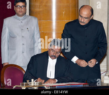 Neu-Delhi, Indien. 28. Sep, 2014. Chief Justice of India kennzeichnen H.L. Dattu (C) Zeichen das Register nach seiner Vereidigung als neuen Oberrichter von Indien im indischen Präsidentenpalast in Neu-Delhi, Indien, am 28. September 2014. Bildnachweis: Indische Presidential Palace/Xinhua/Alamy Live-Nachrichten Stockfoto