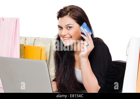 indische schöne Frauen online-shopping mit laptop Stockfoto