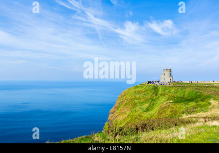 Cliffs of Moher mit Blick auf O'Briens Tower, The Burren, County Clare, Republik Irland Stockfoto
