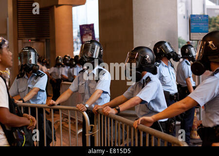 Hong Kong. 28. Sep, 2014. Polizei-Bewachung Barrieren bei Protesten Occupy Central, Hong Kong, China.   Proteste gegen die Entscheidung von Peking, Hong Kong Wähler wählen Sie ihren Chef in 2017 Wahlen vom zugelassenen Kandidaten statt mit einer offenen Liste anzubieten. Bildnachweis: SCWLee/Alamy Live-Nachrichten Stockfoto