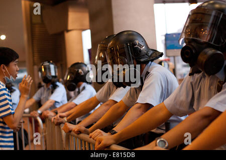 Hong Kong. 28. Sep, 2014. Polizei-Bewachung Barrieren bei Protesten Occupy Central, Hong Kong, China.   Proteste gegen die Entscheidung von Peking, Hong Kong Wähler wählen Sie ihren Chef in 2017 Wahlen vom zugelassenen Kandidaten statt mit einer offenen Liste anzubieten. Bildnachweis: SCWLee/Alamy Live-Nachrichten Stockfoto