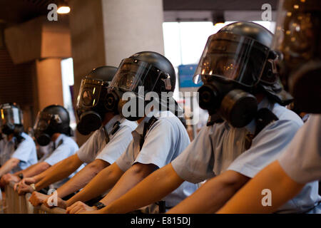 Hong Kong. 28. Sep, 2014. Polizei-Bewachung Barrieren bei Protesten Occupy Central, Hong Kong, China.   Proteste gegen die Entscheidung von Peking, Hong Kong Wähler wählen Sie ihren Chef in 2017 Wahlen vom zugelassenen Kandidaten statt mit einer offenen Liste anzubieten. Bildnachweis: SCWLee/Alamy Live-Nachrichten Stockfoto