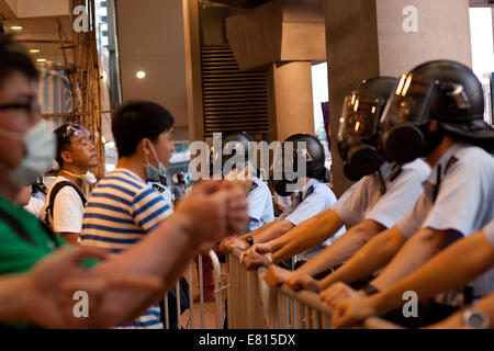 Hong Kong. 28. Sep, 2014. Polizei-Bewachung Barrieren bei Protesten Occupy Central, Hong Kong, China.   Proteste gegen die Entscheidung von Peking, Hong Kong Wähler wählen Sie ihren Chef in 2017 Wahlen vom zugelassenen Kandidaten statt mit einer offenen Liste anzubieten. Bildnachweis: SCWLee/Alamy Live-Nachrichten Stockfoto