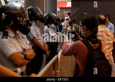 Hong Kong. 28. Sep, 2014. Polizei-Bewachung Barrieren bei Protesten Occupy Central, Hong Kong, China.   Proteste gegen die Entscheidung von Peking, Hong Kong Wähler wählen Sie ihren Chef in 2017 Wahlen vom zugelassenen Kandidaten statt mit einer offenen Liste anzubieten. Bildnachweis: SCWLee/Alamy Live-Nachrichten Stockfoto