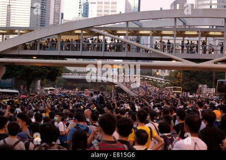 Hong Kong. 28. Sep, 2014. Menschenmassen auf der Occupy Central Proteste, Hong Kong, China.   Proteste gegen die Entscheidung von Peking, Hong Kong Wähler wählen Sie ihren Chef in 2017 Wahlen vom zugelassenen Kandidaten statt mit einer offenen Liste anzubieten. Bildnachweis: SCWLee/Alamy Live-Nachrichten Stockfoto