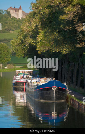 Frankreich, Cote d ' or, Burgund, Lastkähne an Bank der Burgund-Kanal, Chateauneuf de Auxois gebunden Stockfoto