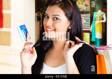 indische schöne Damen-Shopping mit Kreditkarte Stockfoto