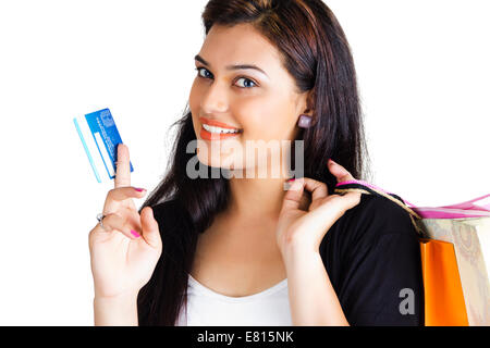 indische schöne Damen-Shopping mit Kreditkarte Stockfoto