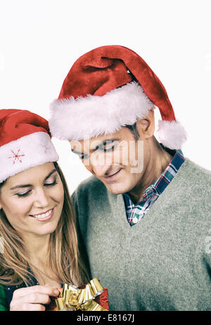 Paar, die Austausch von Weihnachten präsentiert. Stockfoto