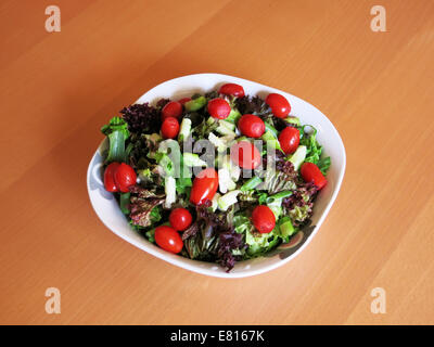 Frischer grüner Salat mit Tomaten. Stockfoto