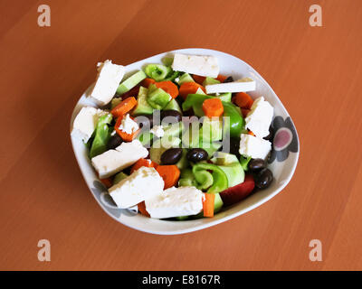 Grüner Salat mit Feta-Käse. Stockfoto