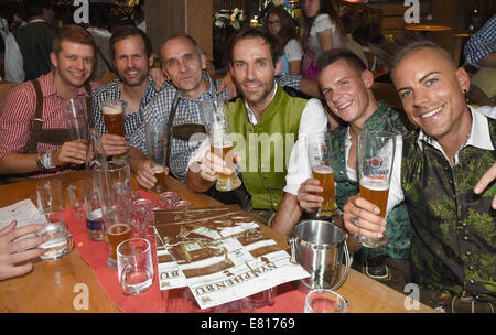 Ehemaliger Skispringer Sven Hannawald (3. v. R) stellt mit seinen Freunden, Thomas (L-R), Uwe, Rainer, Daniel, und Andreas in der "Maennerstammtisch" im "Weinzelt" auf dem Oktoberfest 2014 in München (Bayern), Deutschland, 27. September 2014. Foto: FELIX HOERHAGER/dpa Stockfoto