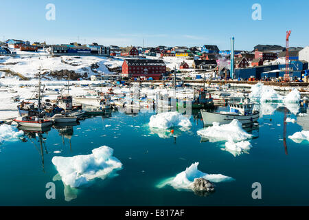 Boote vor Anker in einer verschneiten Hafen von Ilulissat Stockfoto